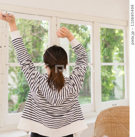 ボーダーの部屋着を着た女性の起床時間 ボーダーの部屋着を着た女性の起床時間 110695499