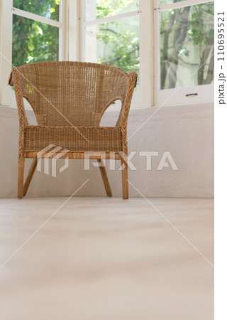 部屋にある木の椅子 110695521