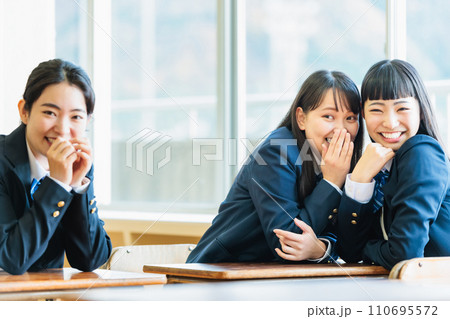 教室で友達と同級生のことを話す女子高生 教室で友達と同級生のことを話す女子高生 110695572