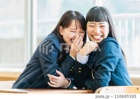 教室で友達と同級生のことを話す女子高生 教室で友達と同級生のことを話す女子高生 110695585