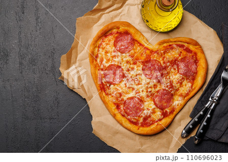 Heart-shaped pizza 110696023