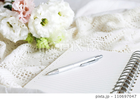 ノートとファブリックとトルコキキョウの背景素材 ナチュラルなイメージ ノートとファブリックとトルコキキョウの背景素材 ナチュラルなイメージ 110697047