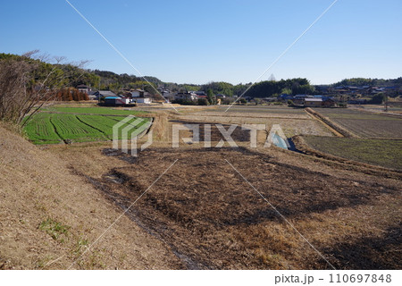 《田舎の風景》冬の田園風景 110697848