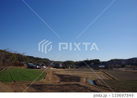 《田舎の風景》冬の田園風景 110697849
