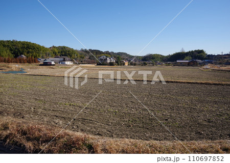 《田舎の風景》冬の田園風景 110697852