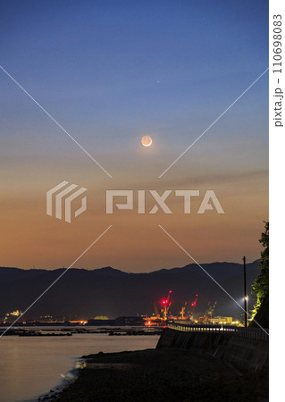 瀬戸内の春の夕暮れの沈む3日月 瀬戸内の春の夕暮れの沈む3日月 110698083