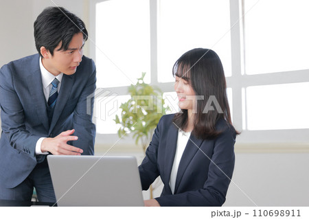 頼んだ資料の確認に来た管理職と困っている女性部下1 110698911