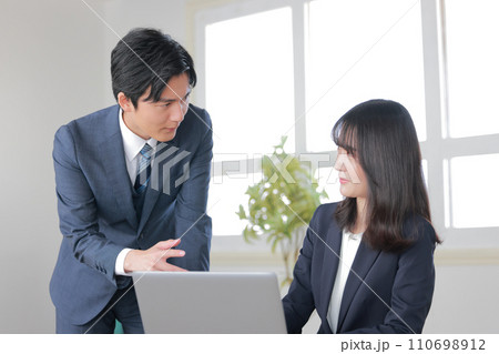 頼んだ資料の確認に来た管理職と困っている女性部下2 110698912