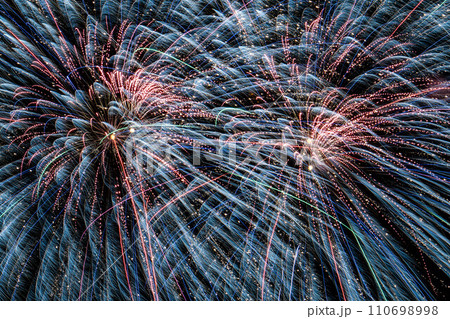 夜空に舞うウィンターフェスティバルの花火 110698998