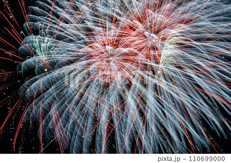 夜空に舞うウィンターフェスティバルの花火 110699000