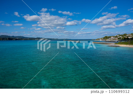 日本の沖縄県のとても美しい海の風景 110699312