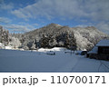 雪が降った里山と青空と白い雲　福島県只見町 110700171
