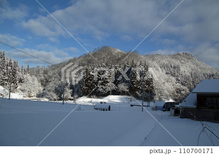 雪が降った里山と青空と白い雲　福島県只見町 110700171