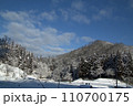 雪が降った里山と青空と白い雲　福島県只見町 110700175