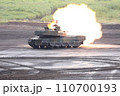 砲撃する陸上自衛隊の戦車 110700193