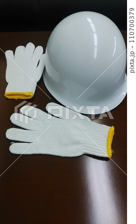 災害グッズ ヘルメットと軍手 災害グッズ ヘルメットと軍手 110700379