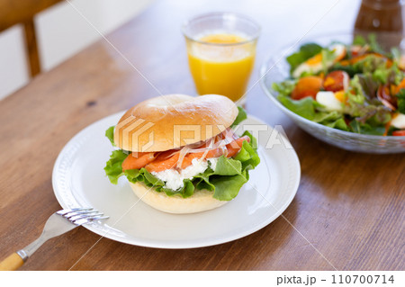 テーブルに置かれたベーグルとサラダ テーブルに置かれたベーグルとサラダ 110700714