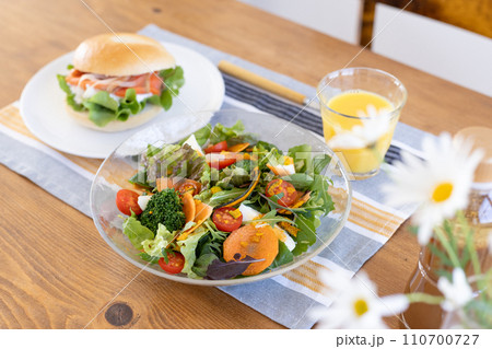 テーブルに置かれたベーグルとサラダ テーブルに置かれたベーグルとサラダ 110700727