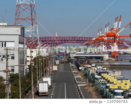 大阪港のコンテナターミナルと港大橋 110700783