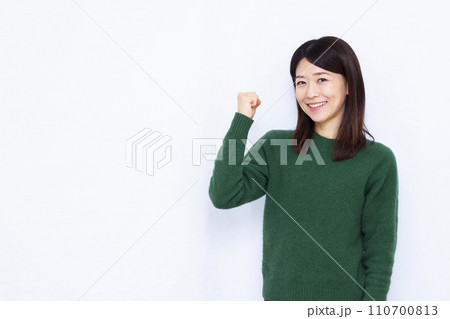 ガッツポーズをしている40代の女性 110700813