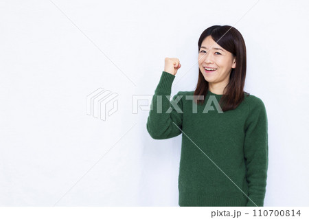 ガッツポーズをしている40代の女性 ガッツポーズをしている40代の女性 110700814