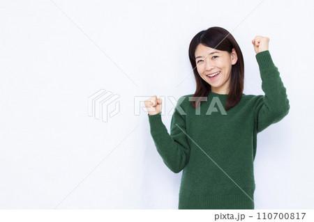 ガッツポーズをしている40代の女性 110700817