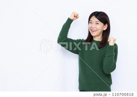 ガッツポーズをしている40代の女性 110700818