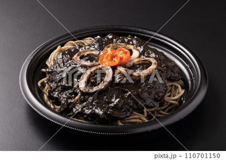 イカとアンチョビのブラックトマトソースパスタ イカとアンチョビのブラックトマトソースパスタ 110701150