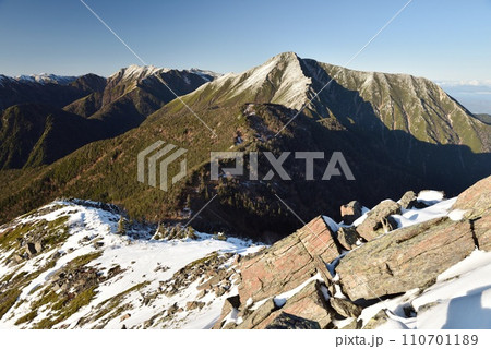 蝶槍より望む冠雪の常念山脈 蝶槍より望む冠雪の常念山脈 110701189
