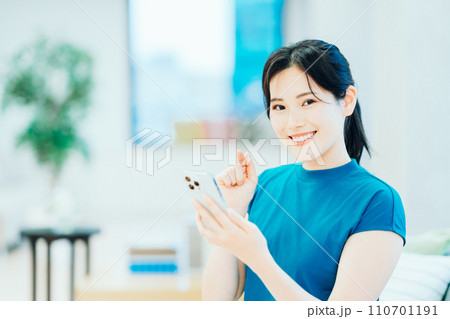 スマホを操作する若い女性。 110701191