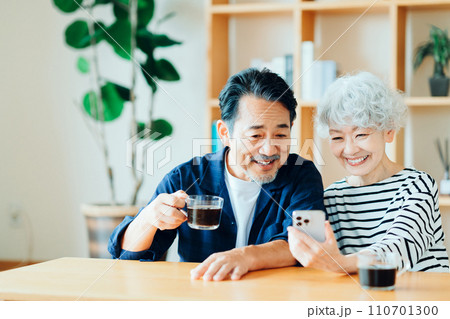 一緒にスマホを見ているシニア夫婦。 一緒にスマホを見ているシニア夫婦。 110701300