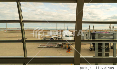 空港の搭乗口から見える飛行機 110701409