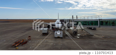 山口宇部空港に駐機中の飛行機 山口宇部空港に駐機中の飛行機 110701413