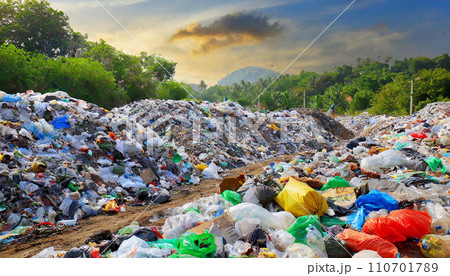 大量のゴミ（AI生成画像） 110701789