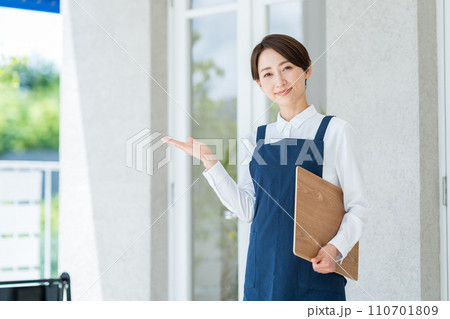 カフェの店内に案内する女性 カフェの店内に案内する女性 110701809
