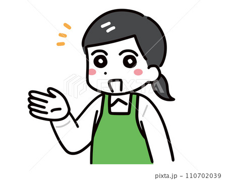 笑顔で紹介している緑エプロンの女性店員 110702039