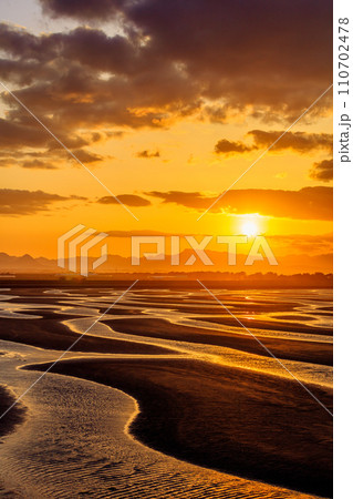 冬の真玉海岸と夕日 大分県豊後高田市 冬の真玉海岸と夕日 大分県豊後高田市 110702478
