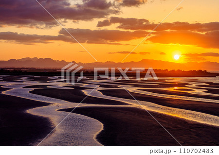 冬の真玉海岸と夕日　大分県豊後高田市 110702483