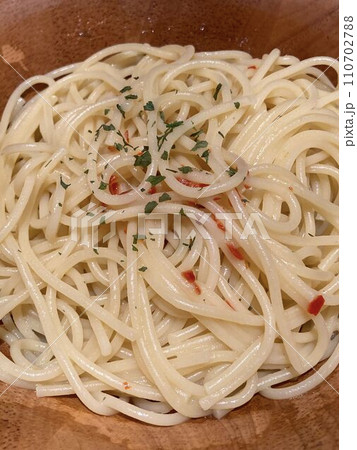 イタリアンファミリーレストランで食べる「ペペロンチーノ」 110702788