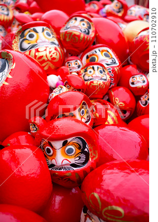 納められた沢山のダルマ　c-1 110702910