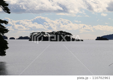 雄島から望む松島湾と松島の島々 110702961