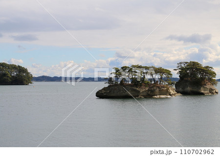 雄島から望む松島湾と松島の島々 雄島から望む松島湾と松島の島々 110702962