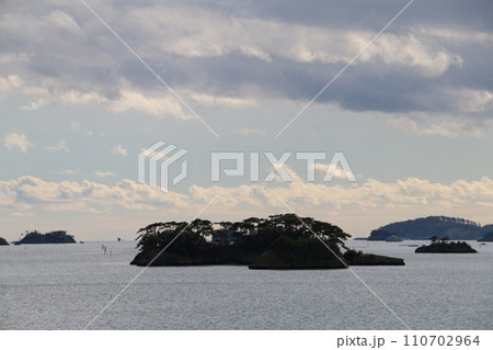 雄島から望む松島湾と松島の島々 110702964