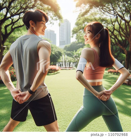 芝生の上でストレッチするカップル 芝生の上でストレッチするカップル 110702988