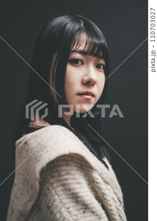 黒バックとニットを着た女性 110703027