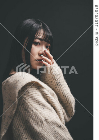 黒バックとニットを着た女性 110703029