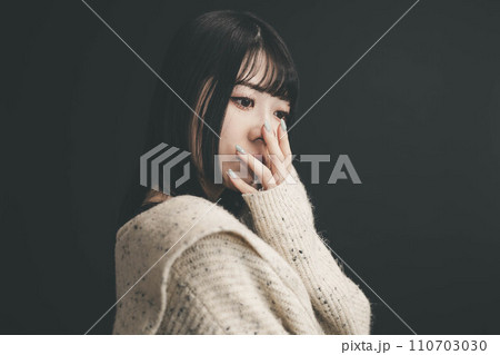 黒バックとニットを着た女性 110703030