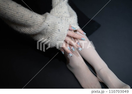 黒バックとニットを着た女性 黒バックとニットを着た女性 110703049