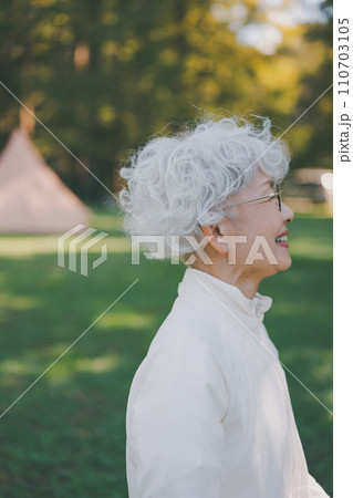公園の60代女性の笑顔 110703105