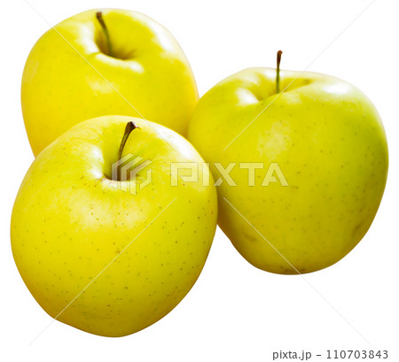Juicy apple fruits served to table 110703843